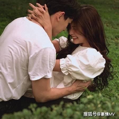 婚纱难掩新娘显著大面积纹身,引发婆婆不满,直接训诫儿子。